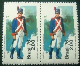 Par de selos postais do Brasil de 1976 Fuzileiro de 1808