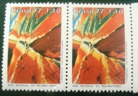 Par de selos postais COMEMORATIVOS do Brasil de 1977 - C 0977 M
