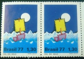 Par de selos postais do Brasil de 1977 Dia do Selo M