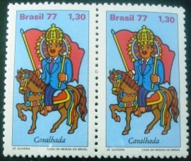 Par de selos postais do Brasil de 1977 Cavalhada