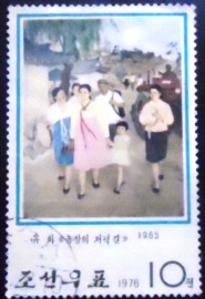 Selo postal da Coréia do Norte de 1976 Rural Road at Evening