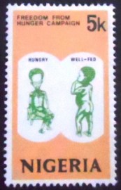 Selo postal da Nigéria de 1974 Starving and well-fed children