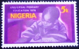 Selo postal da Nigéria de 1976 Child learning to write