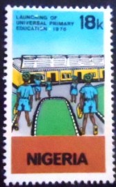 Selo postal da Nigéria de 1976 Children Going to School