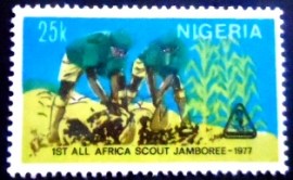Selo postal da Nigéria de 1977 Scouts working on farm