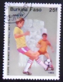 Selo postal de Burkina Faso de 1985 Soccer players