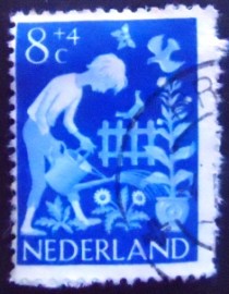Selo postal da Holanda de 1962 Girl watering Flowers