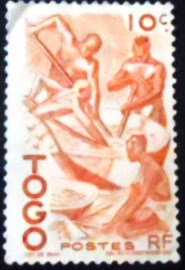 Selo postal do Togo de 1947 Extracting Palm Oil N