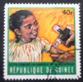 Selo postal da Rep. da Guiné de 1970 Little girl get vaccinated