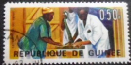 Selo postal da Rep. da Guiné de 1967 Extraction of Snake Venom
