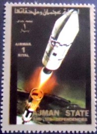 Selo de postal de Ajman de 1973 Rocket