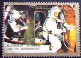 Selo de postal de Ajman de 1973 Astronauts and space capsule