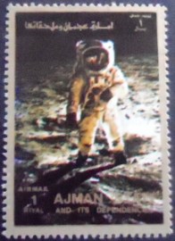 Selo de postal de Ajman de 1973 Astronaut on the moon
