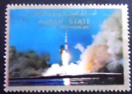 Selo de postal de Ajman de 1973 Launch of a rocket