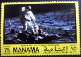 Selo postal de Manama de 1970 Aldrin using seismograph