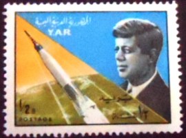 Selo postal da Rep. Árabe do Yemen de 1965 J.F.Kennedy and space rocket