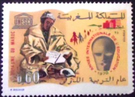 Selo postal da Marrocos de 1970 Man Reading Book