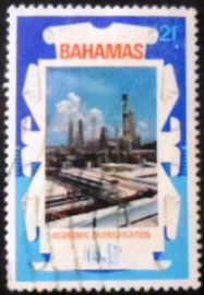Selo postal das Bahamas de 1975 Crude Oil refinery