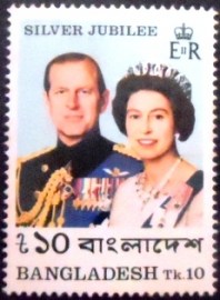 Selo postal de Bangladesh de 1977 Queen Elizabeth and Prince Philip