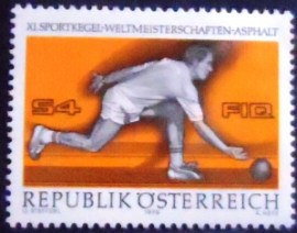 Selo postal da Áustria de 1976 Playing ninepins