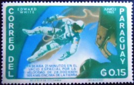 Selo postal do Paraguai de 1966 Edward White walking in space