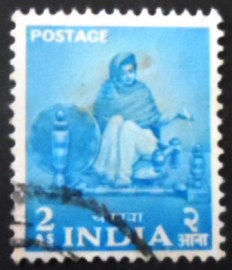 Selo postal da Índia de 1955 Woman Spinning