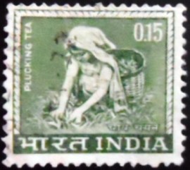 Selo postal da Índia de 1965 Plucking Tea