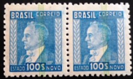 Par de selos postais do Brasil de 1942 Getúlio Vargas