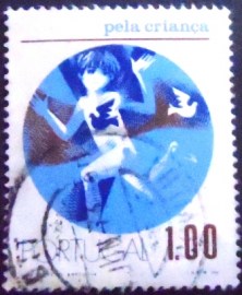 Selo postal de Portugal de 1973 Child running to left