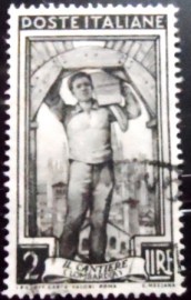 Selo postal da Itália de 1950 Stonemason and Cathedral of Milan