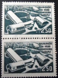 Par de selos postais do Brasil de 1957 Estação de Sarapuí