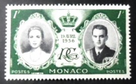 Selo postal de Monaco de 1956 Rainier III e Grace Kelly n