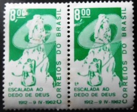 Par de selos postaisdo Brasil de 1962 Dedo de Deus