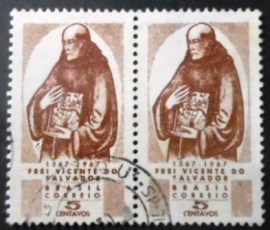 Par de selos postais do Brasil de 1967 Frei Vicente
