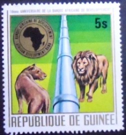 Selo postal da Guiné de 1975 Lion Pipeline