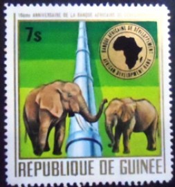 Selo postal da Guiné de 1975 African Elephant Pipeline