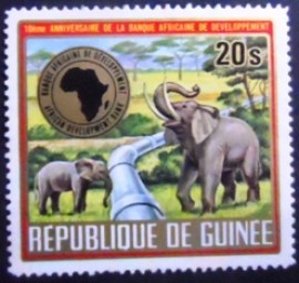 Selo postal da Guiné de 1975 African Elephant Pipeline