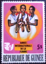 Selo postal da Guiné de 1976 Women playing sax
