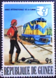 Selo postal da Guiné de 1976 Rail Woman