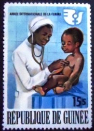 Selo postal da Guiné de 1976 Medicine Woman