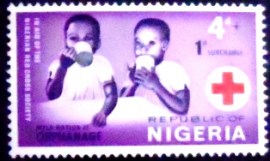 Selo postal da Nigéria de 1966 Children Drinking Milk