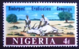 Selo postal da Nigéria de 1967 Vaccinating a Zebu Cattle 4