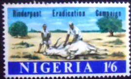 Selo postal da Nigéria de 1967 Vaccinating a Zebu Cattle