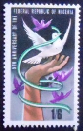 Selo postal da Nigéria de 1968 Hand and doves 1'6