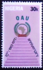 Selo postal da Nigéria de 1973 Stairs leading to OAU emblem