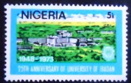 Selo postal da Nigéria de 1973 View of the University