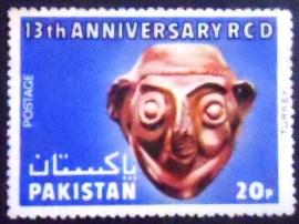 Selo postal do Paquistão de 1977 Human faced Vase