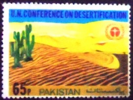 Selo postal do Paquistão de 1977 Cactus Plant & Desert Scene