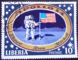 Selo postal da Libéria de 1971 Astronauts with US flag on moon