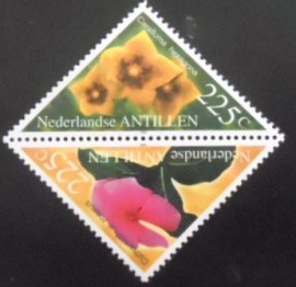 Se-tenant das Antilhas Holandesas de 1999 Catharanthus roseus & Caralluma hexagona
